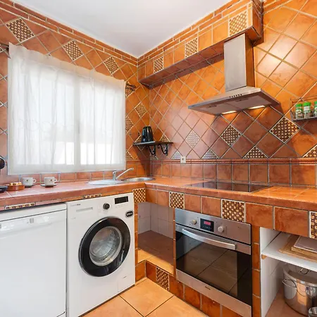 Cozy Terraced House Near The